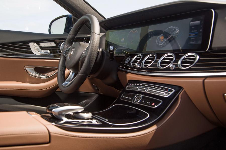 Интерьер Mercedes-Benz E300 4Matic AMG Line 2016 года  (фото 26 из 30)